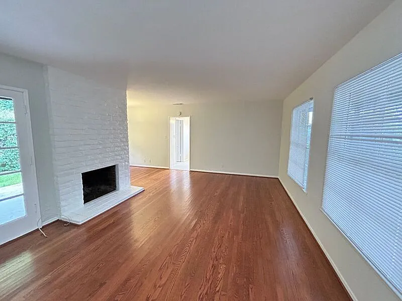 3 bed, 2.0 bath, 1340 sqft, $5,950 — Photo 2