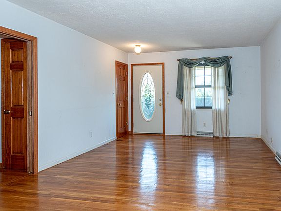 4th image of 413 Old Niles Ferry Dr
