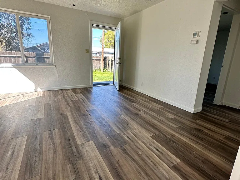 277 Alaska St — Photo 2