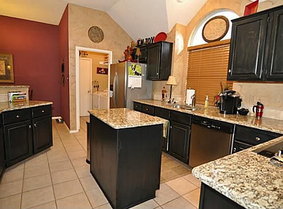 4th image of 2200 Tanglewood St