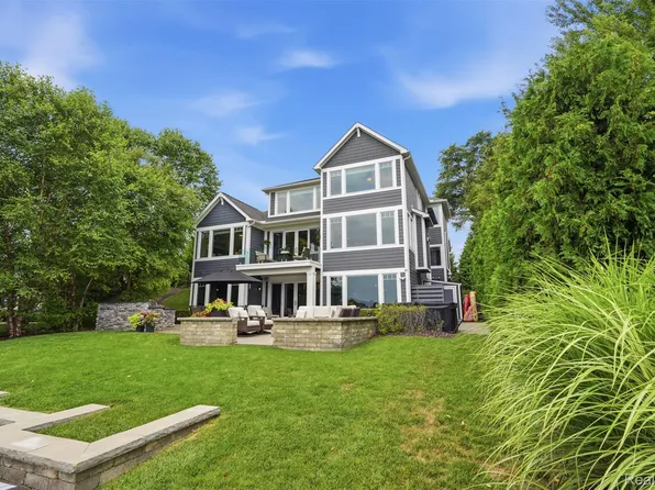 8303 Hilton Rd, Brighton, MI 48114