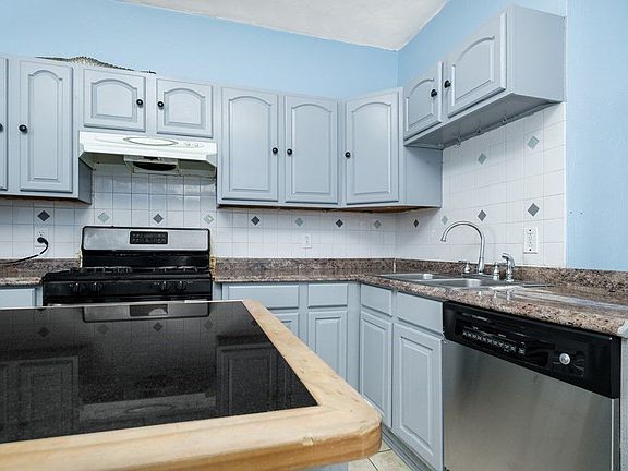 4th image of 74 Essex St #3