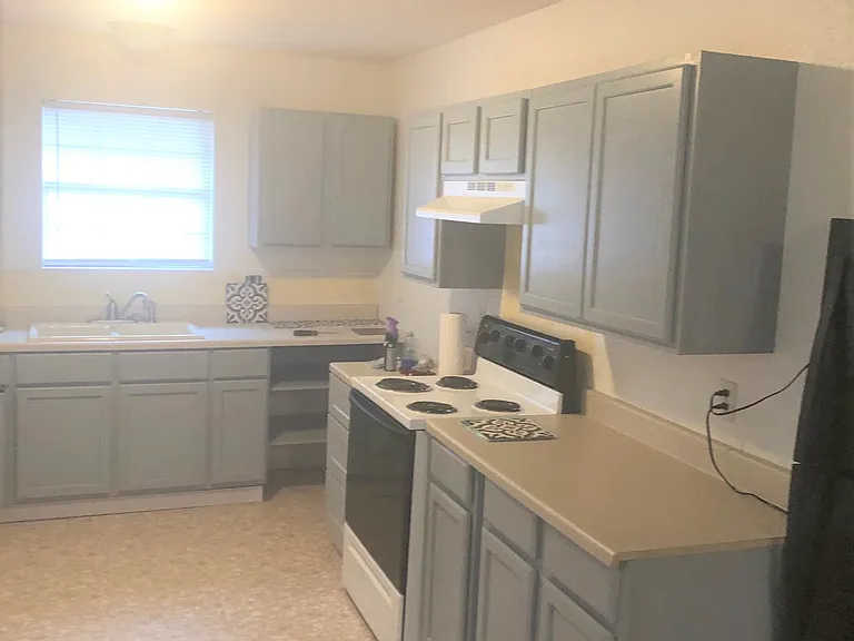 601 E North St — Photo 2
