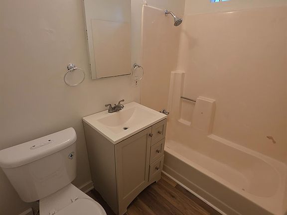3rd image of 1433 Queen Ave