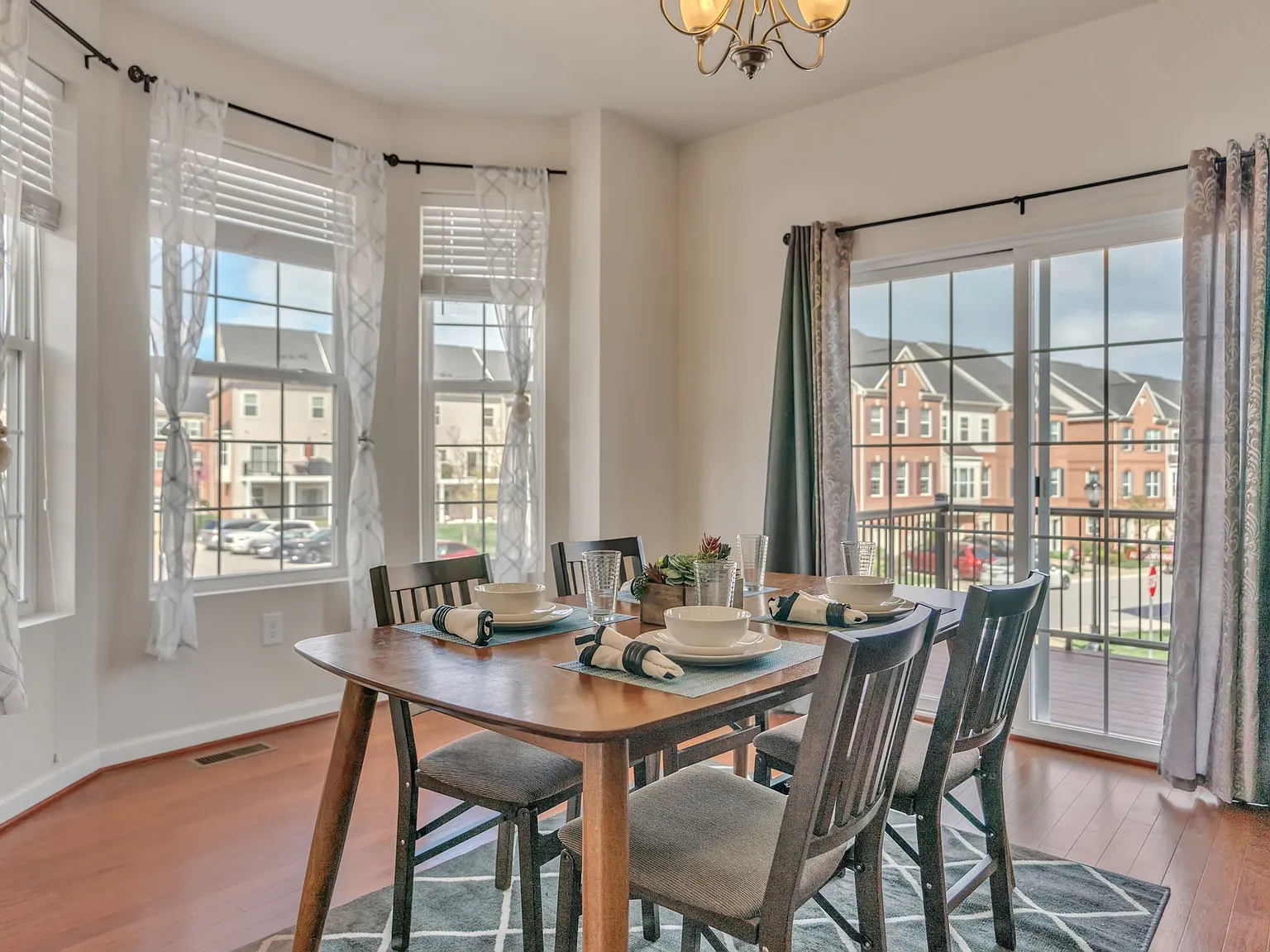 4 bed, 3.5 bath, 2020 sqft, $7,000 — Photo 3