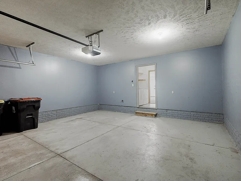 8815 Venice Ln — Photo 31
