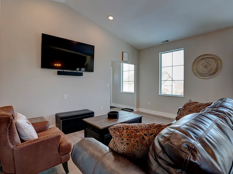 855 Lincoln Dr — Photo 2