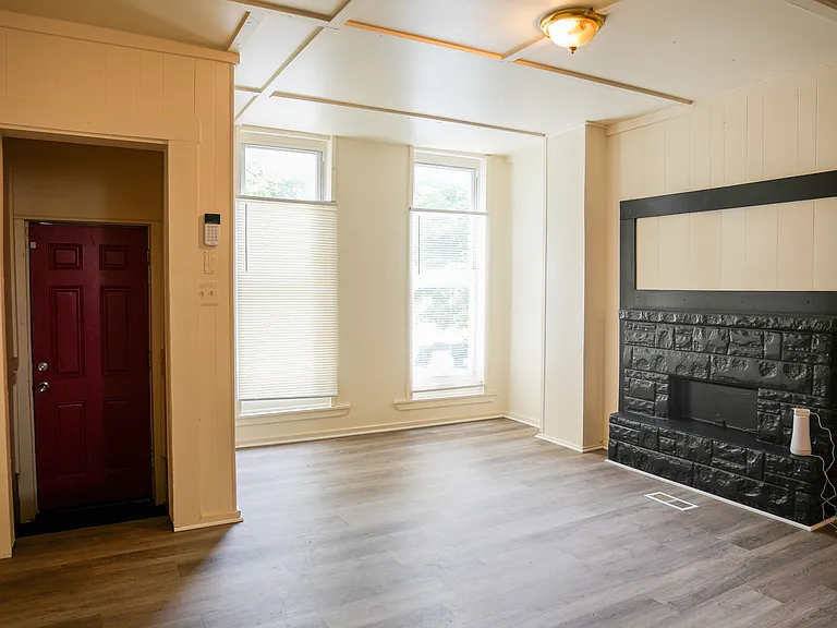 220 N Luzerne Ave — Photo 2