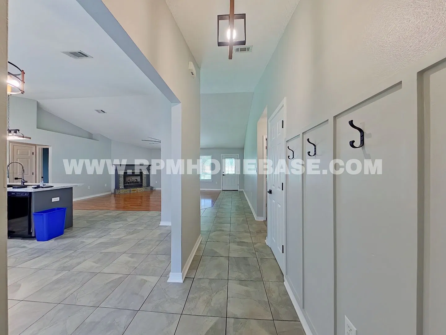 Spacious 3-Bedroom Home with Huge Fenced Backyard in South Crestview — Photo 2