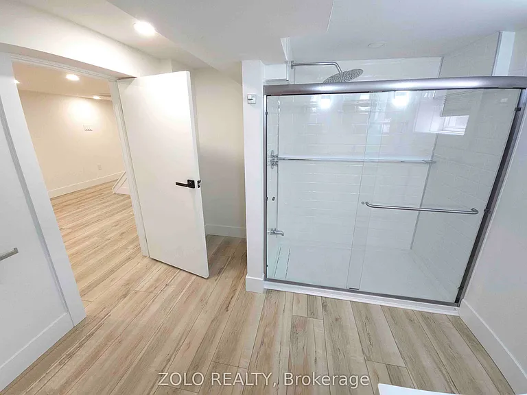 1504 King St E — Photo 17