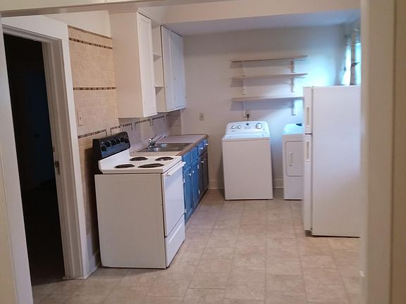 kitchen with washer/dryer hookups