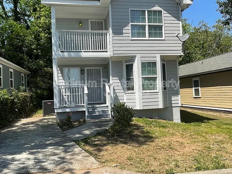 1135 Coleman St SW — Photo 1