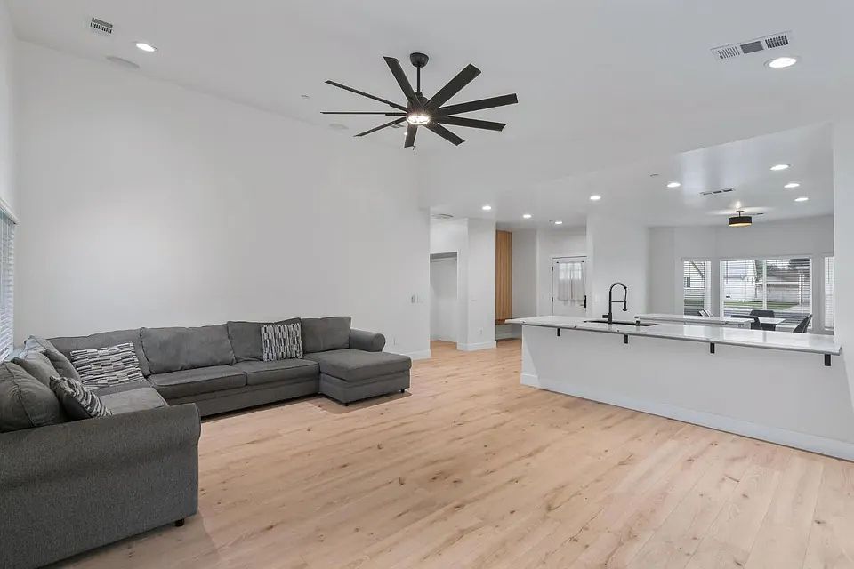 2nd image of 622 N Stockton Ave
