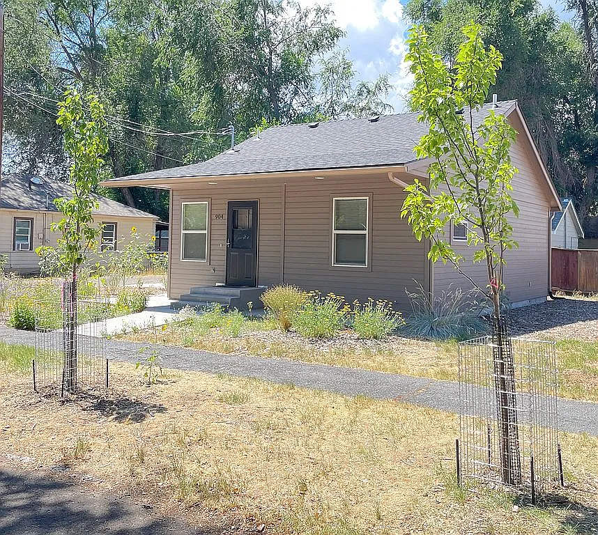 904 Martin St photo 1