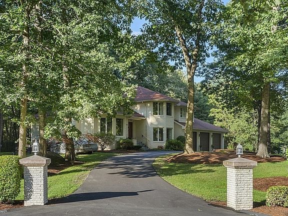 2nd image of 16 Fox Run Ln