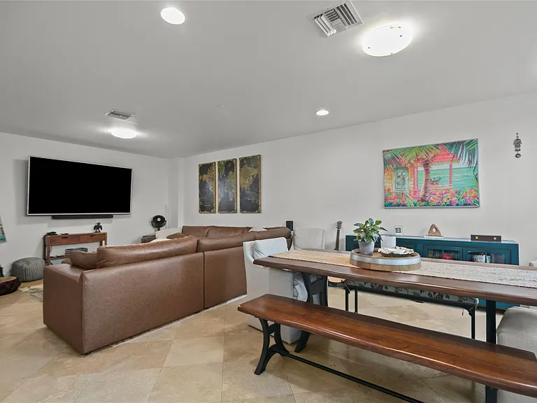 732 NE 15th Ave — Photo 10