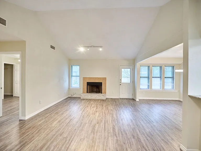 2510 Greenbriar Dr — Photo 2
