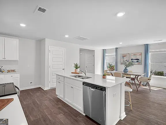 5 bed, 2361 sqft, $2,500 — Photo 3