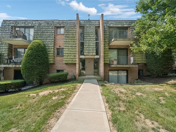 1135 Forest Green Dr, Coraopolis, PA 15108