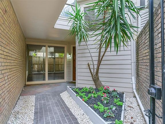 3rd image of 2527 Potomac Dr Unit C