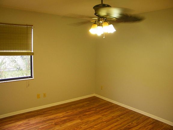 5th image of 486 SE Thornhill Dr