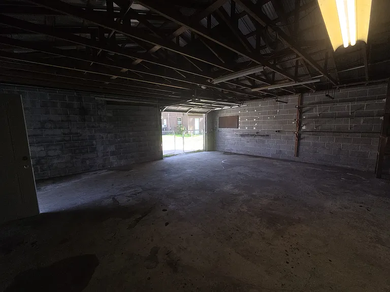 896 Pauline St — Photo 17