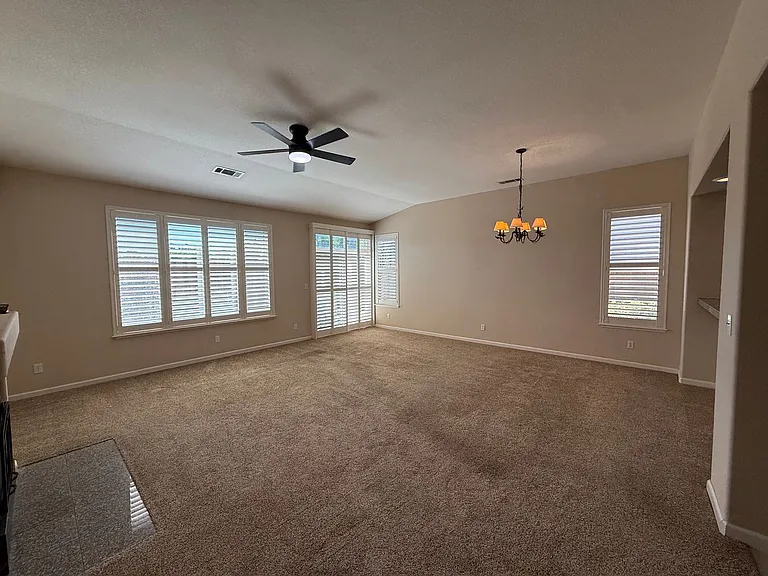 4024 Eastport Dr — Photo 8