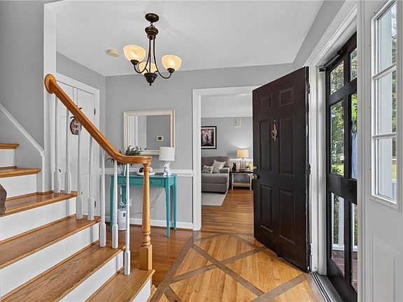 4th image of 335 Sussex Ct