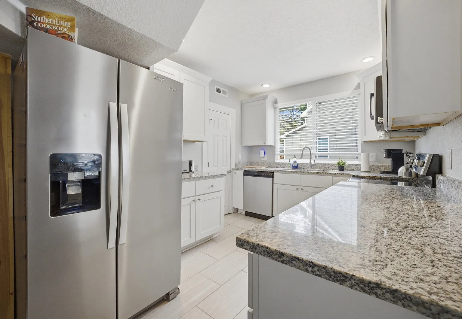 4 bed, 2.5 bath, 1720 sqft, $4,000 — Photo 4