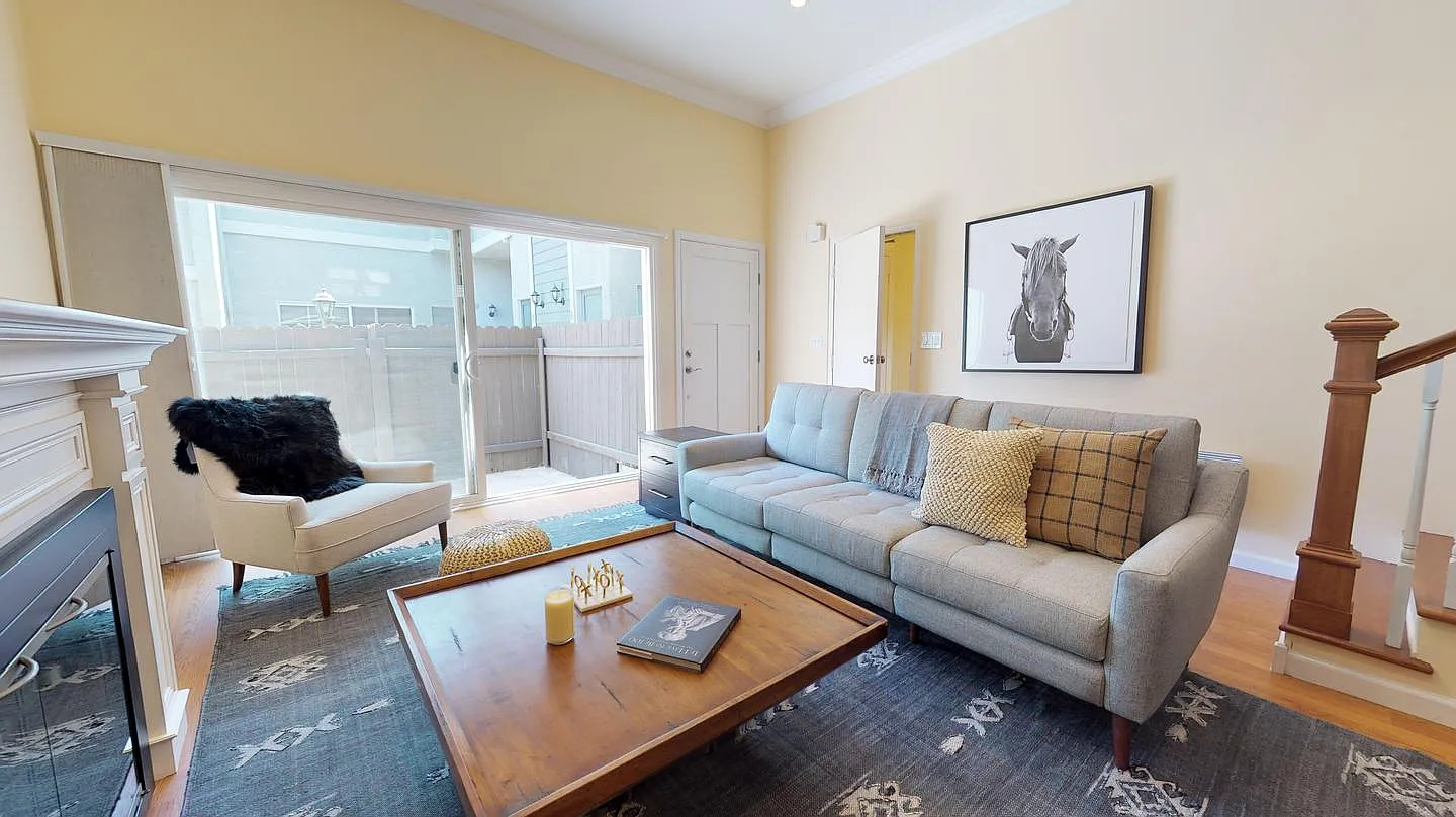 Private Bedroom in Stylish North Redondo Beach Townhome With Lovely Yard — Photo 1