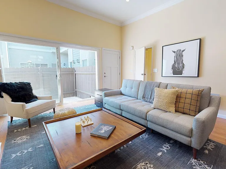 2112 Warfield Ave #5 — Photo 1
