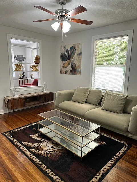 3 bed, 1100 sqft, $1,800 — Photo 3