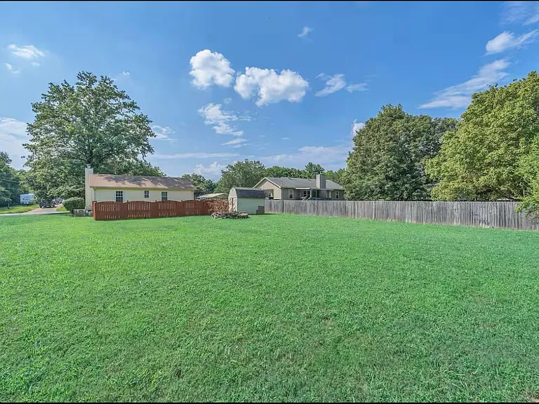 311 Elizabeth Ct — Photo 6