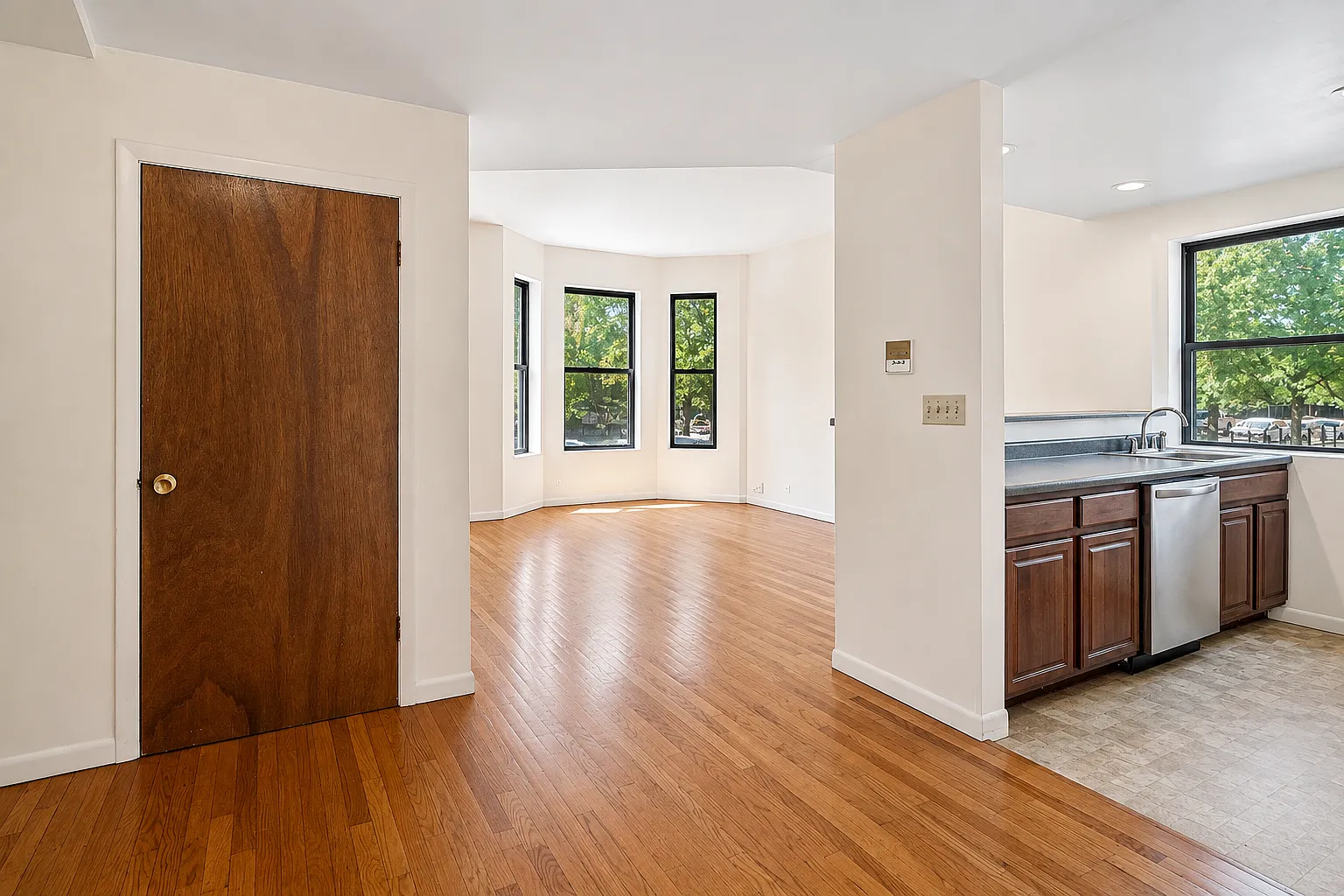 3 bed, 2100 sqft, $3,150 — Photo 2