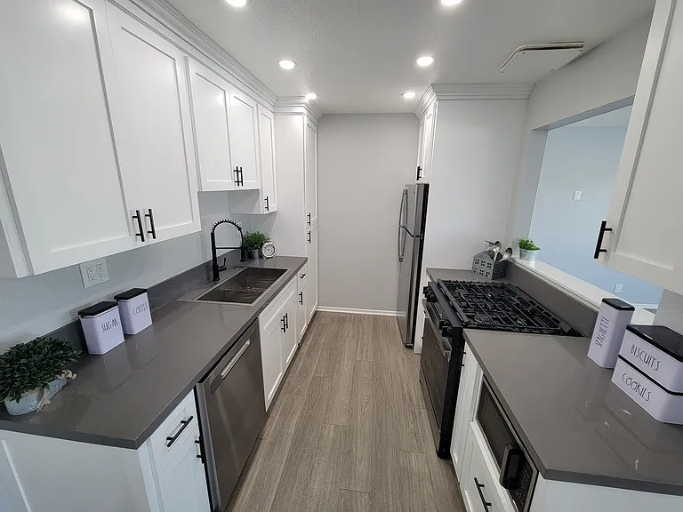 Marquis Apartments — Photo 30