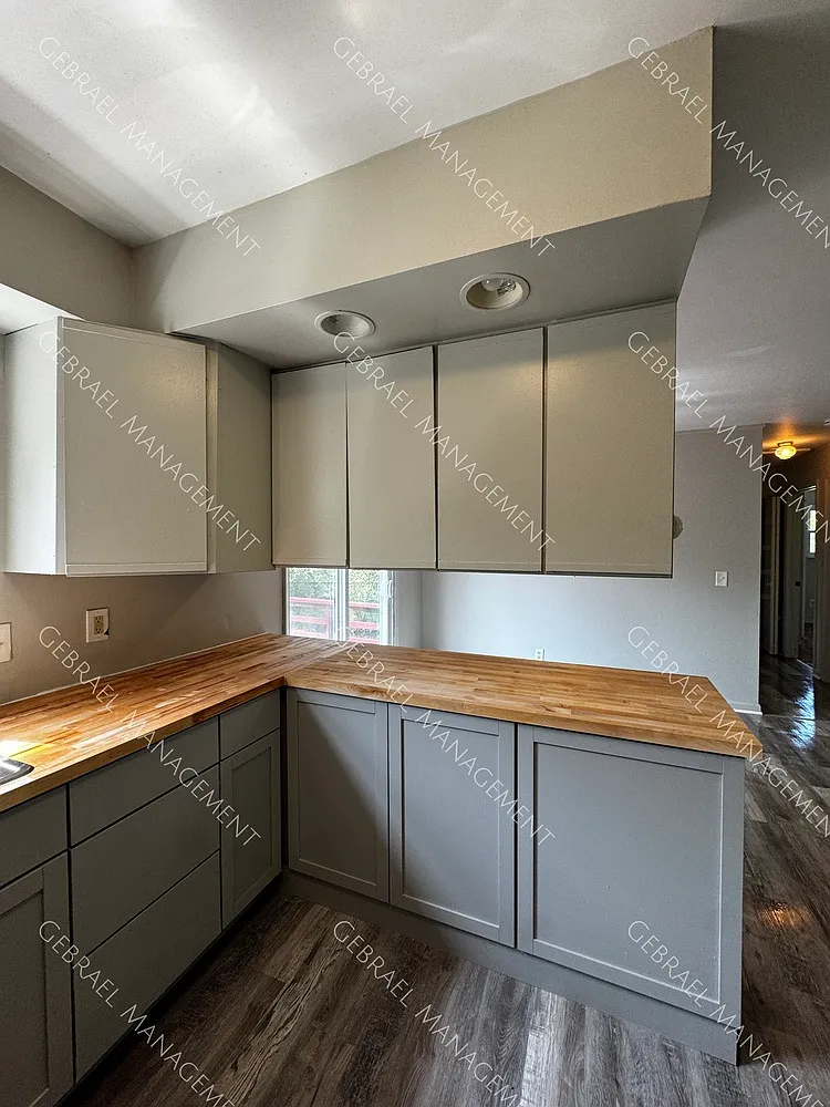1489 W Princeton — Photo 3