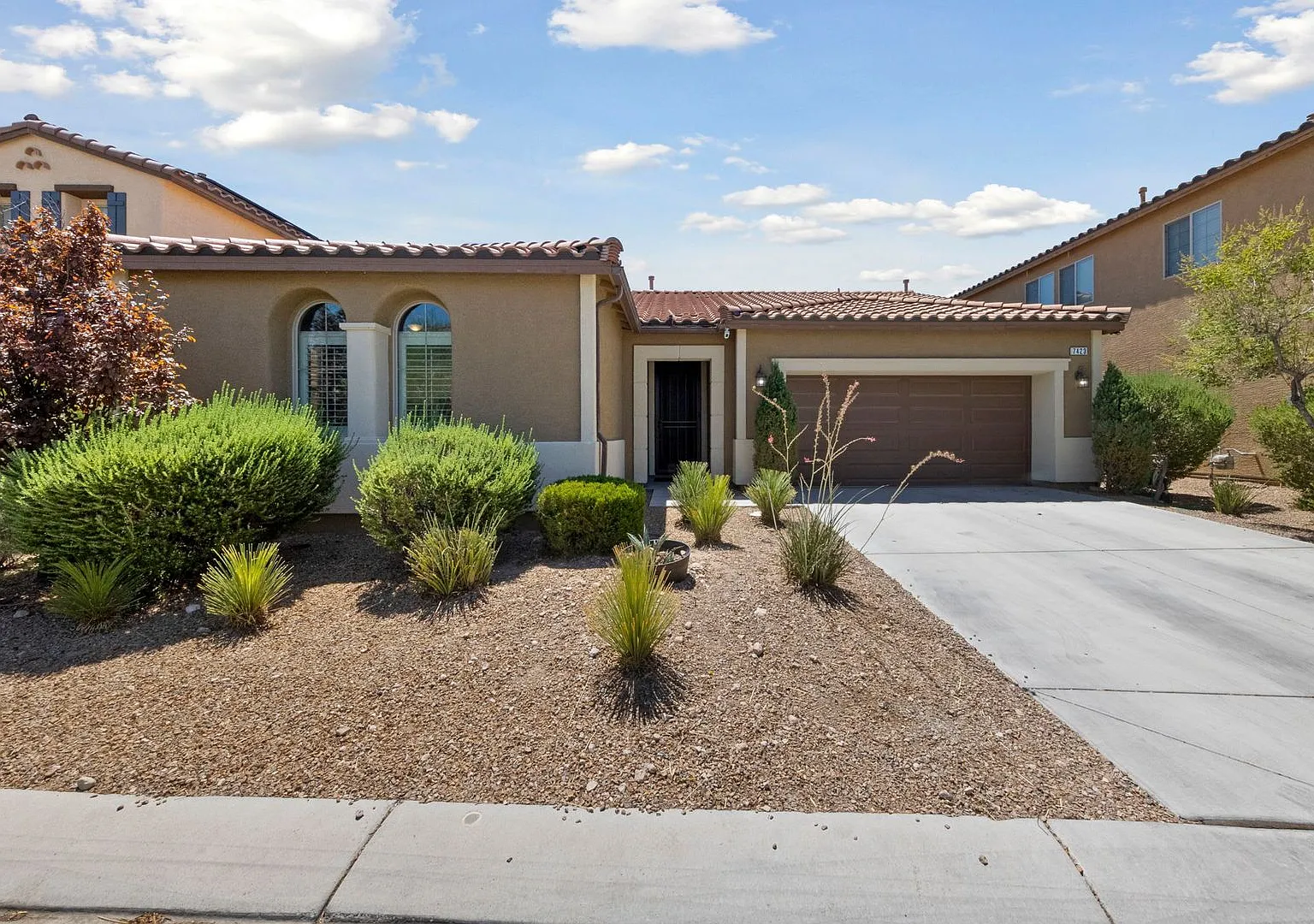 Stunning 1-Story Home in the Heart of Mountains Edge Community — Photo 2