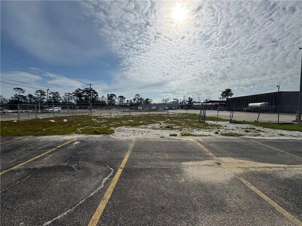 3300 Pontchartrain Dr, Slidell, LA 70458