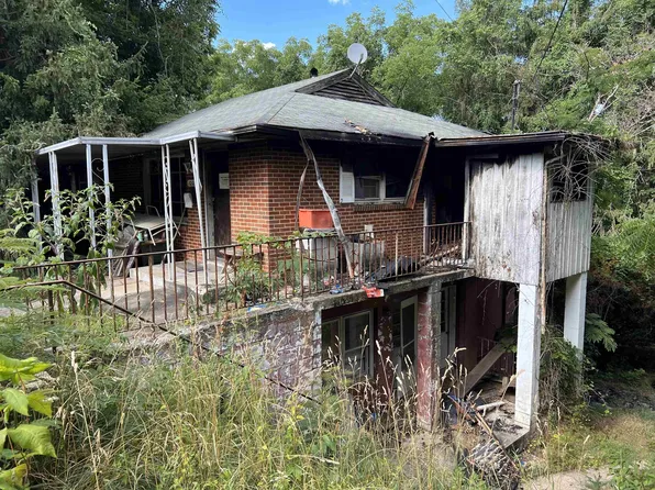 1205 Burnett St, Staunton, VA 24401