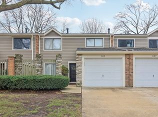 105 W Dover Dr, Mount Prospect, IL 60056