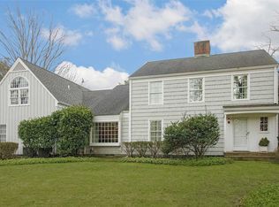 4 Three Pond Rd, Smithtown, NY 11787