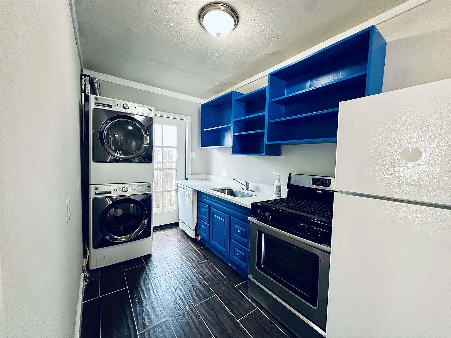 1 bed, 1.0 bath, 680 sqft, $1,050 — Photo 1