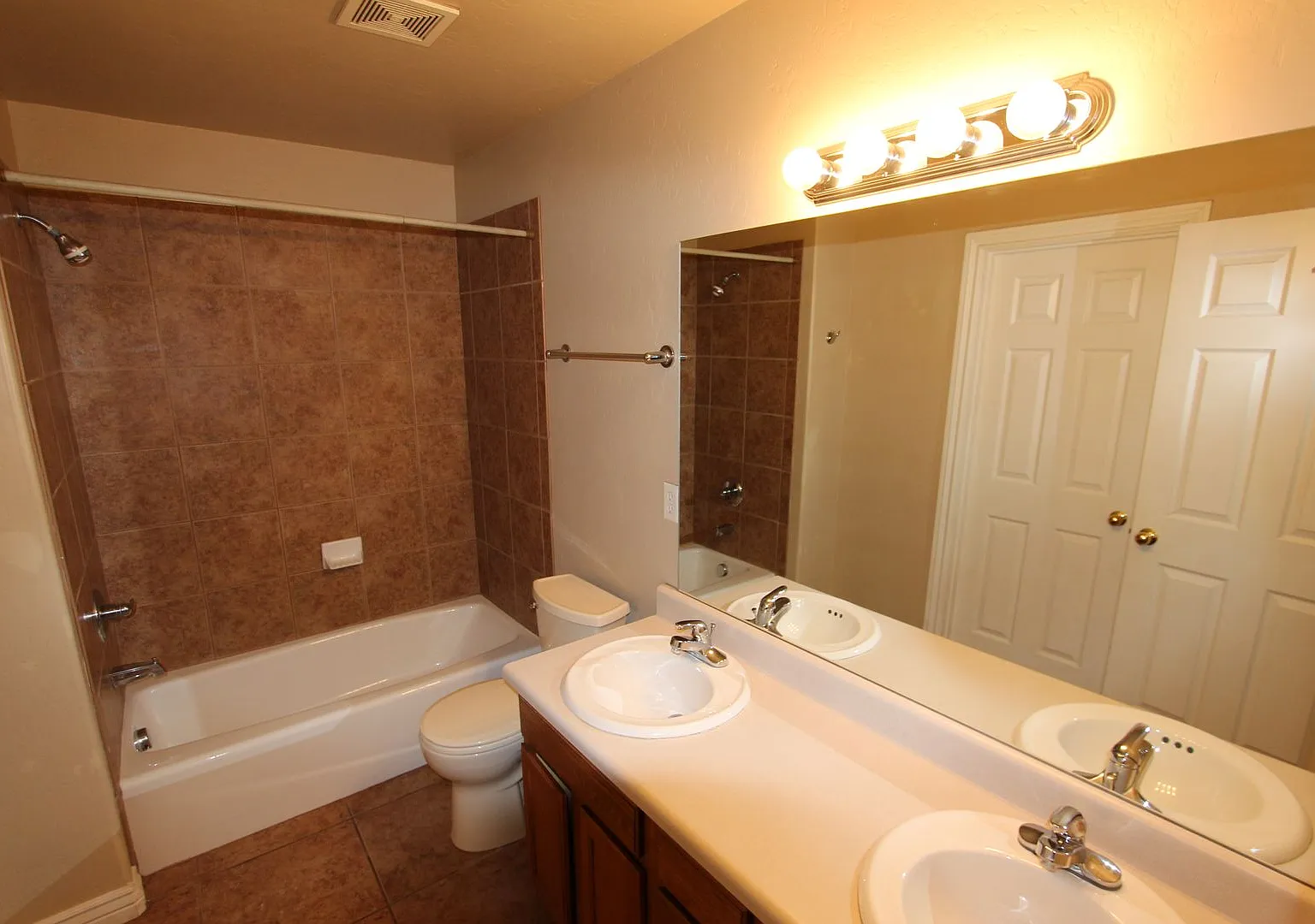 4-Bedroom Rio Homes Townhome | 2-Car Garage Near NAU & CCC — Photo 1