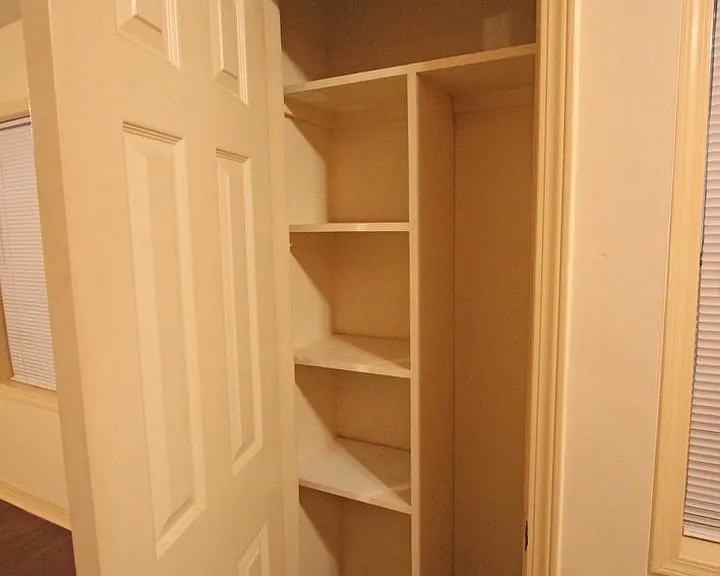 211 Chevy Chase Dr — Photo 4