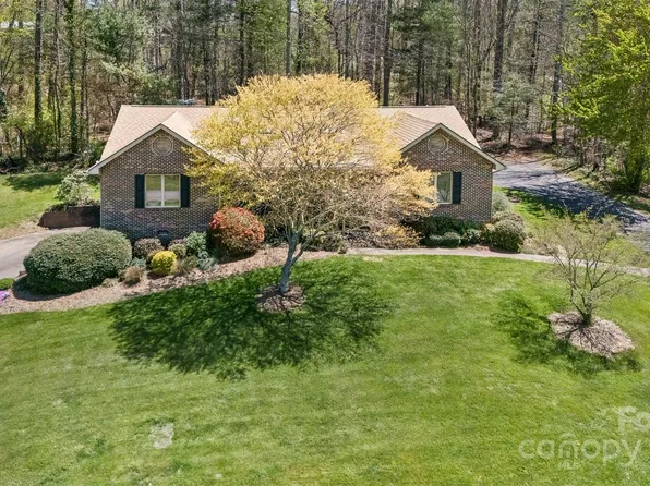 147 Canaan Dr, Candler, NC 28715