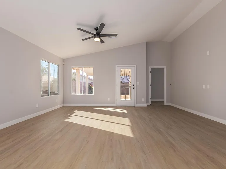 8635 W Paradise Ln — Photo 9