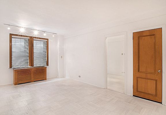 5th image of 150 W 58th St APT 8D