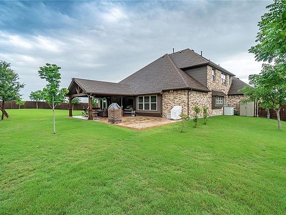 4th image of 1627 Genevieve Dr
