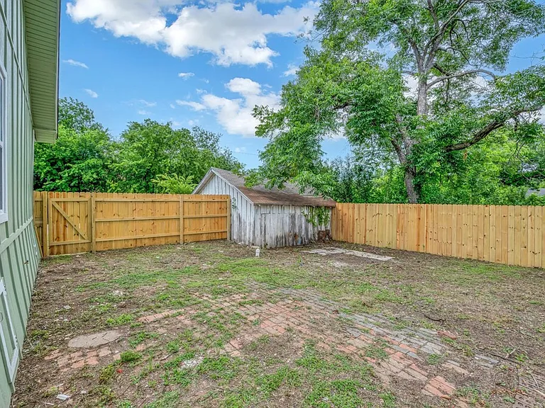 2400 Reuter Ave — Photo 23