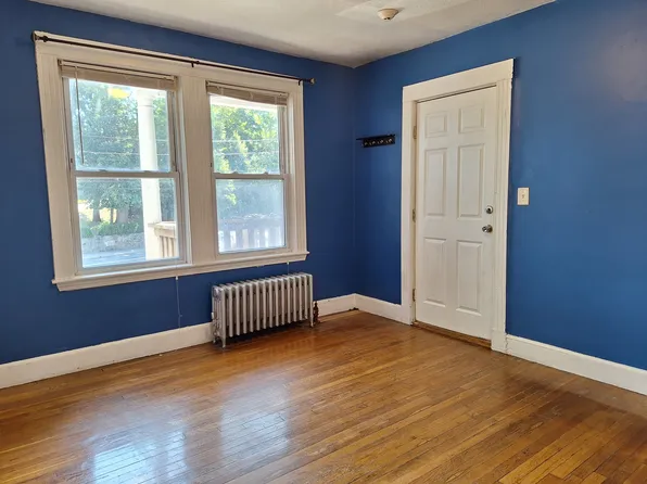 1455 River St APT 1R, Hyde Park, MA 02136